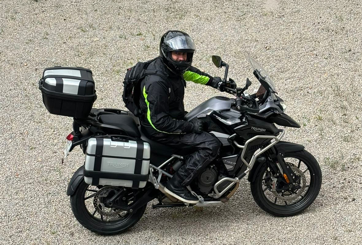 Moto seule sur une route panoramique